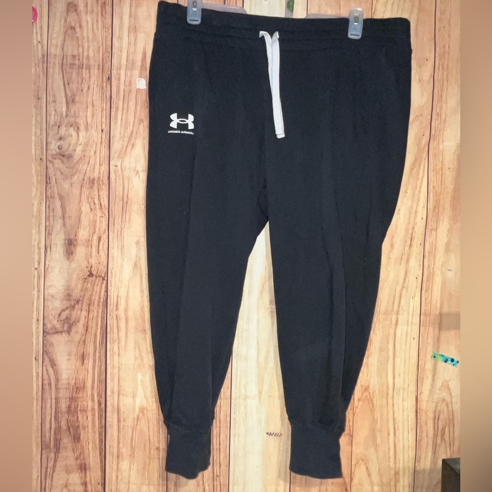 Under Armour Black Jogger Pants Woman’s Size 1XL